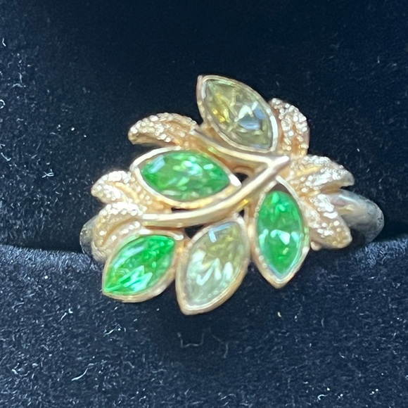 Vintage 1974 Avon Uranium Glass Green Rhinestone Leaf Lights Ring - Picture 3 of 7